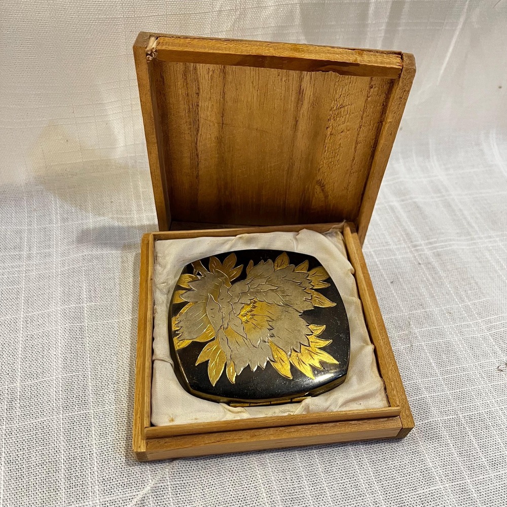 Vintage Japanese Powder Compact - Maki-e Peony Design with Original Wooden Box
